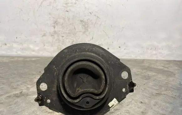 Jeep Grand Cherokee Engine mount bracket