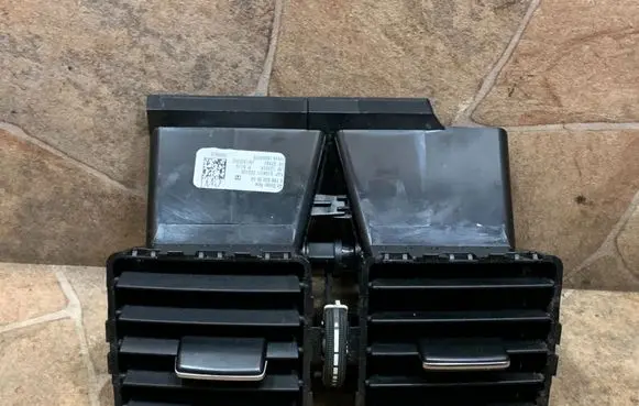 Mercedes-Benz GL X166 Rear air vent grill A1668300554