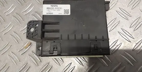 Toyota Avensis T270 Climate control unit 8865005251