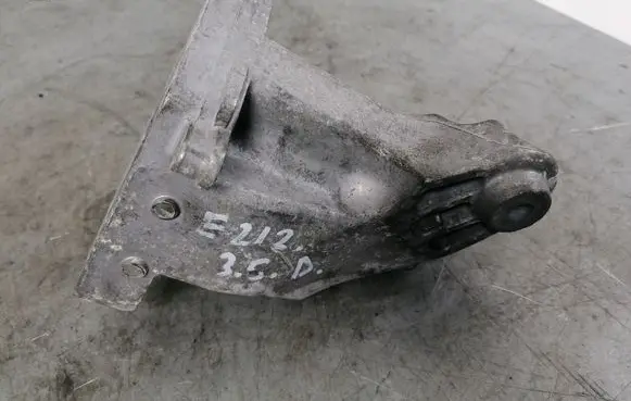 Mercedes-Benz E W212 Engine mounting bracket A6422233404