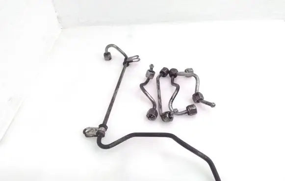 Fuel injector supply line/pipe
