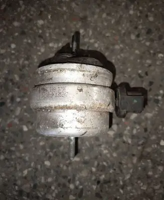 Audi A4 S4 B6 8E 8H Engine mount bracket 8e0199379a