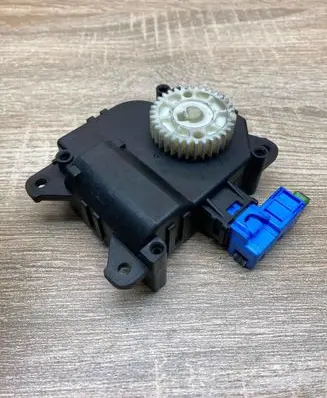 Toyota Avensis T270 Air flap motor/actuator 1138002810 1M24 WITHPLUG