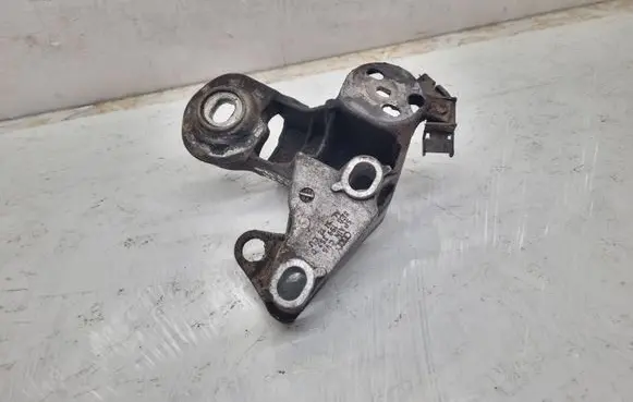 Volkswagen PASSAT B5.5 Engine mounting bracket 8E0199352D