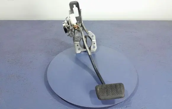 Accelerator throttle pedal