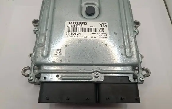 Volvo XC70 Engine control unit/module 31336983 0281018414