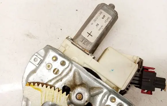 Toyota Avensis T250 Front door window regulator motor 6981005050
