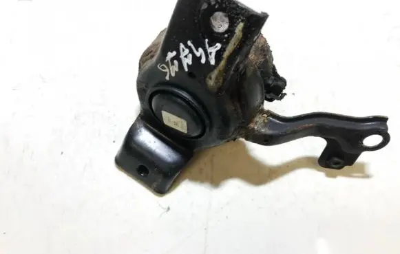 Hyundai Elantra Engine mount bracket