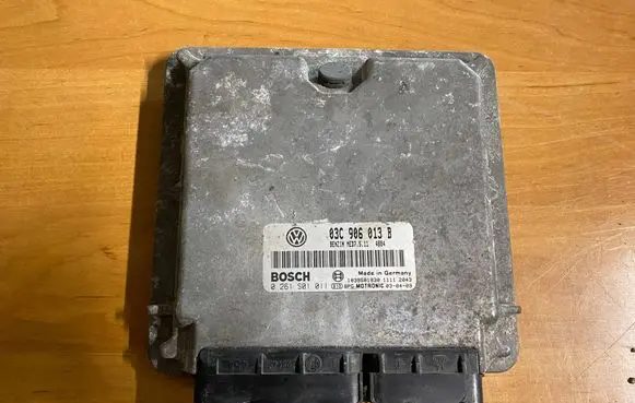 Volkswagen Polo IV 9N3 Engine control unit/module 03C906013B 0261S01011 1039S01830