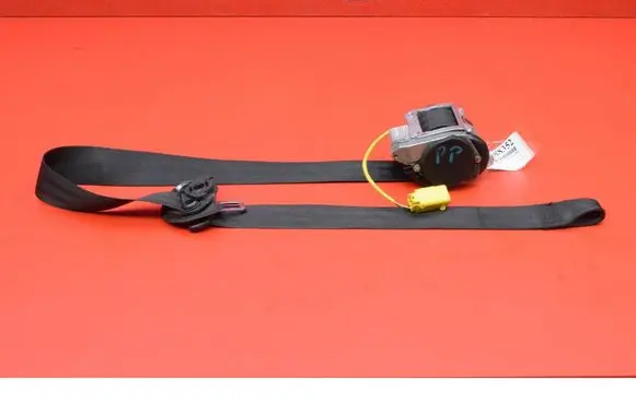 Volkswagen Golf IV Front seatbelt 1K3857706