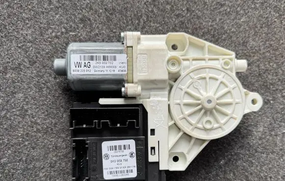 Volkswagen Caddy Front door window regulator motor 5K0959792 05075732 261118