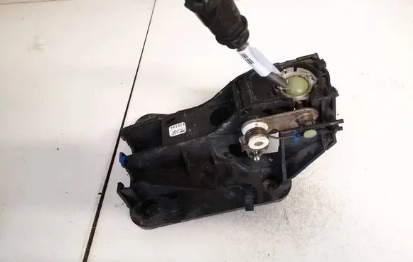 Citroen C4 I Gear shifter/selector 9657303580