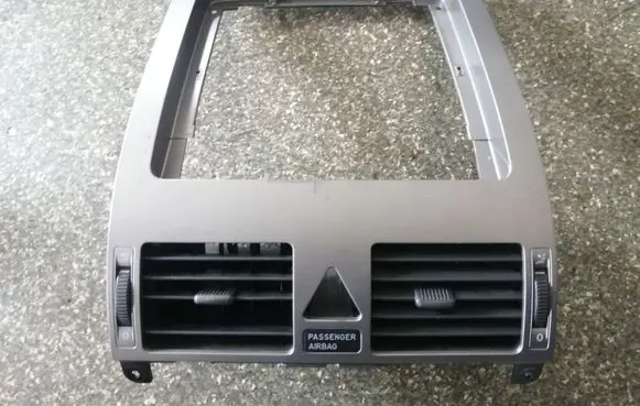 Volkswagen Touran I Dash center air vent grill 1T1819728C