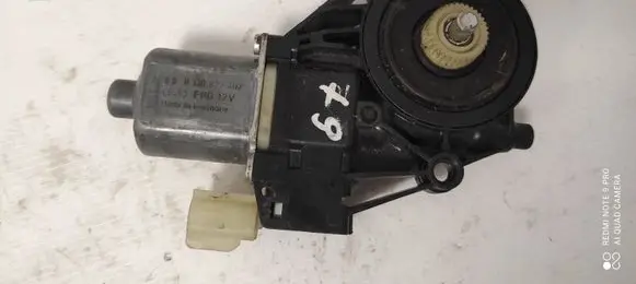 Ford Fiesta Front door window regulator motor 0130822407 8A6114553A