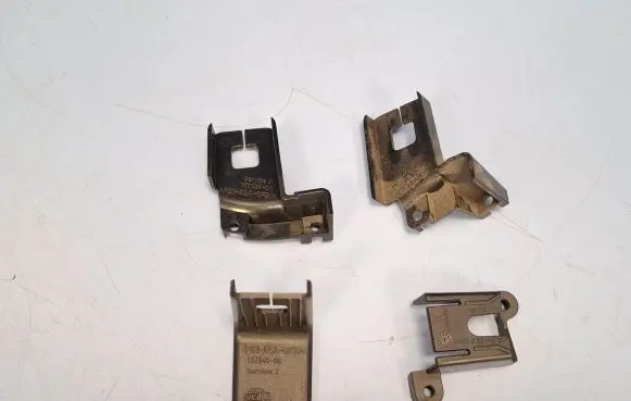 Headlight/headlamp mounting bracket