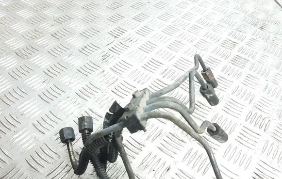 Mazda 323 Fuel injector supply line/pipe 
