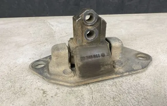 Volvo XC70 Engine mount bracket 30748811