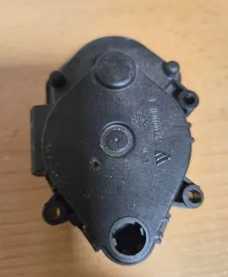 Headlight level adjustment motor