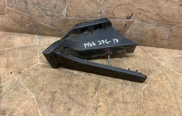 Mercedes-Benz C W204 Accelerator throttle pedal A2043000204