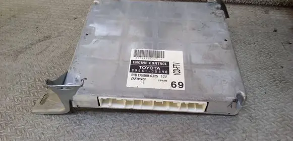Toyota Avensis T250 Engine control unit/module 8966105690 MB1758006325