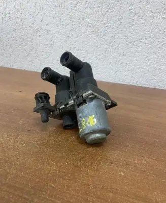 Mercedes-Benz E W124 Coolant heater control valve 0008306584 E816
