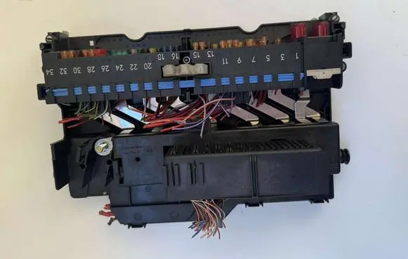 BMW 3 E46 Fuse module 8387153