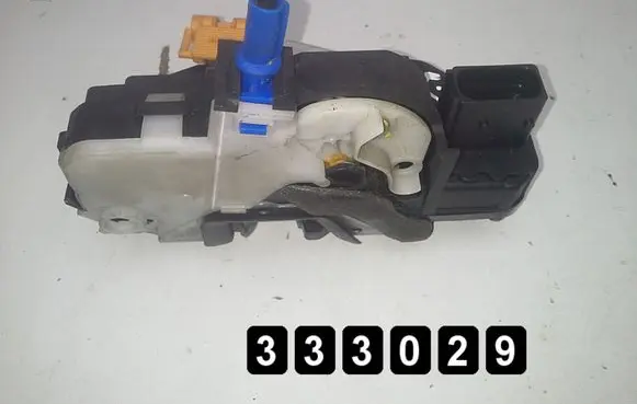 Opel Astra J Front door lock 3023880