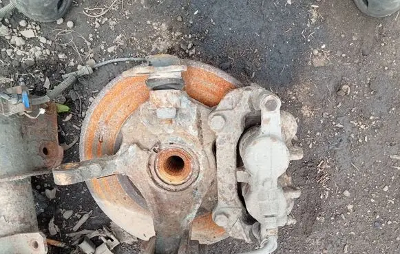 Opel Vivaro Front wheel hub spindle knuckle 000