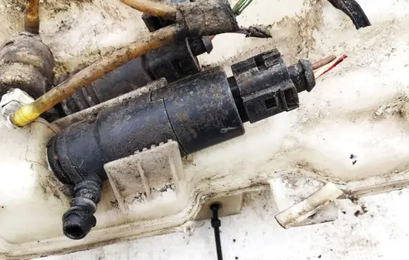 Volkswagen PASSAT B6 Headlight washer pump 