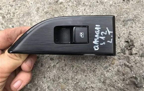 Nissan Qashqai J12 Quarter vent window switch 829616UA0B