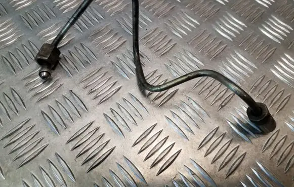 Fuel injector supply line/pipe