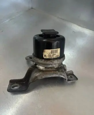 Volvo V70 Engine mount bracket 31330135 F7008000
