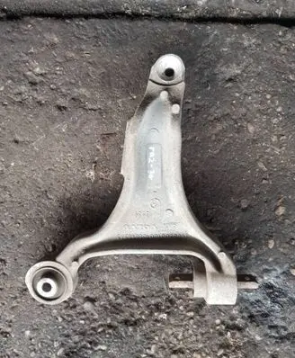 Volvo XC70 Front lower control arm/wishbone 08646375