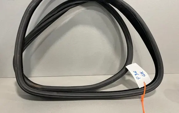 BMW 4 F36 Gran coupe Rear door rubber seal (on body) 7401893