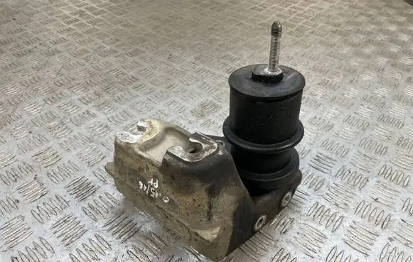 Subaru Outback (BS) Engine mount bracket