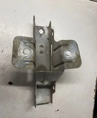 Fender mounting bracket