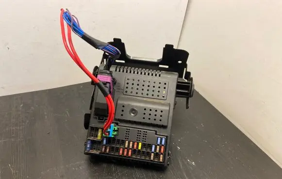 Volvo XC70 Fuse module 05W433 28024622