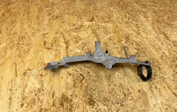 Engine mounting bracket