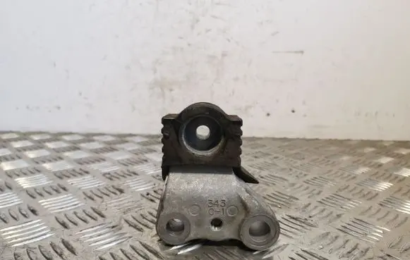 Toyota RAV 4 (XA30) Engine mounting bracket