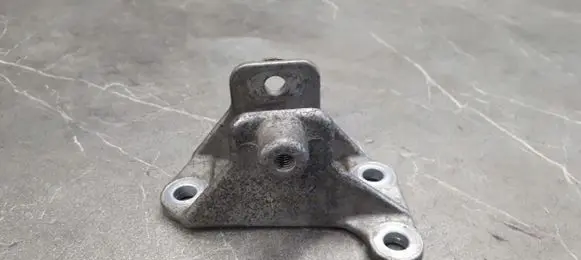 Opel Vectra B Engine mounting bracket 90496940