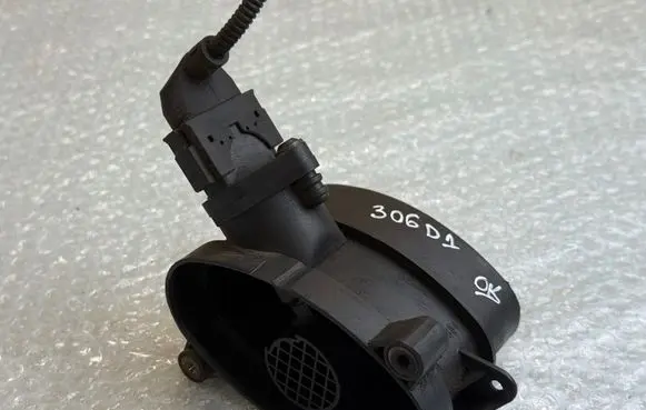 BMW 5 E39 Mass air flow meter 7787076 77870760 13627787076