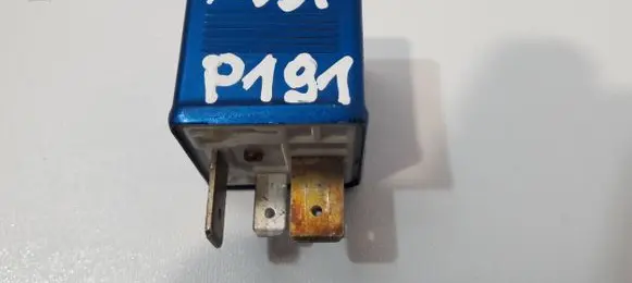 Volkswagen PASSAT B5 Other relay 8A0951253