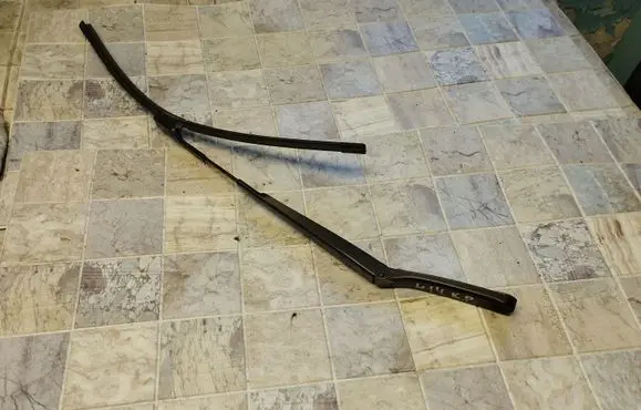 Windshield/front glass wiper blade