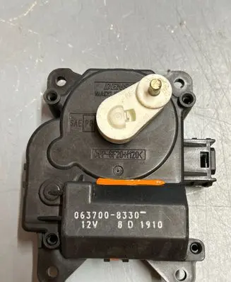 Toyota RAV 4 (XA20) Air flap motor/actuator 0637008330 8D1910