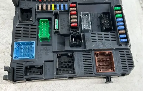Peugeot 2008 I Fuse module 9807532080 E1095294