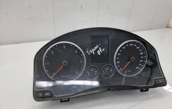 Volkswagen Tiguan Speedometer (instrument cluster) 5N0920870D