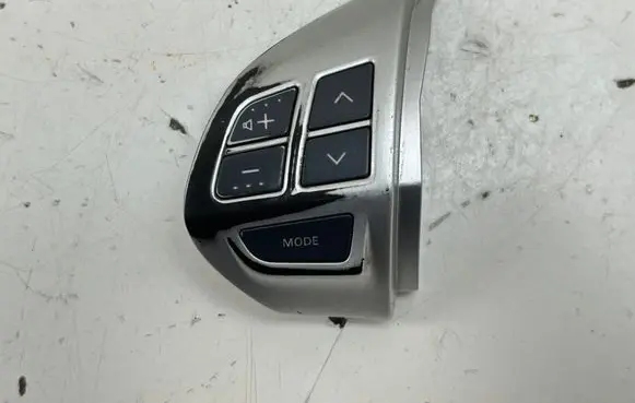 Mitsubishi L200 Steering wheel buttons/switches 75B471