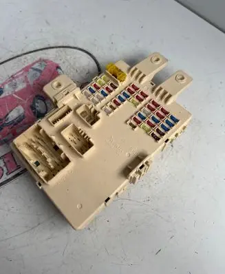 Nissan Navara D40 Fuse box cover 013907006