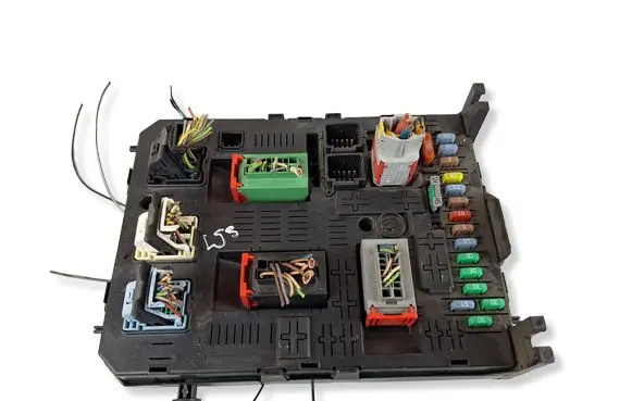 Peugeot 407 Fuse module 9664059080