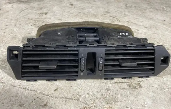 BMW 5 E60 E61 Dash center air vent grill 6910734
